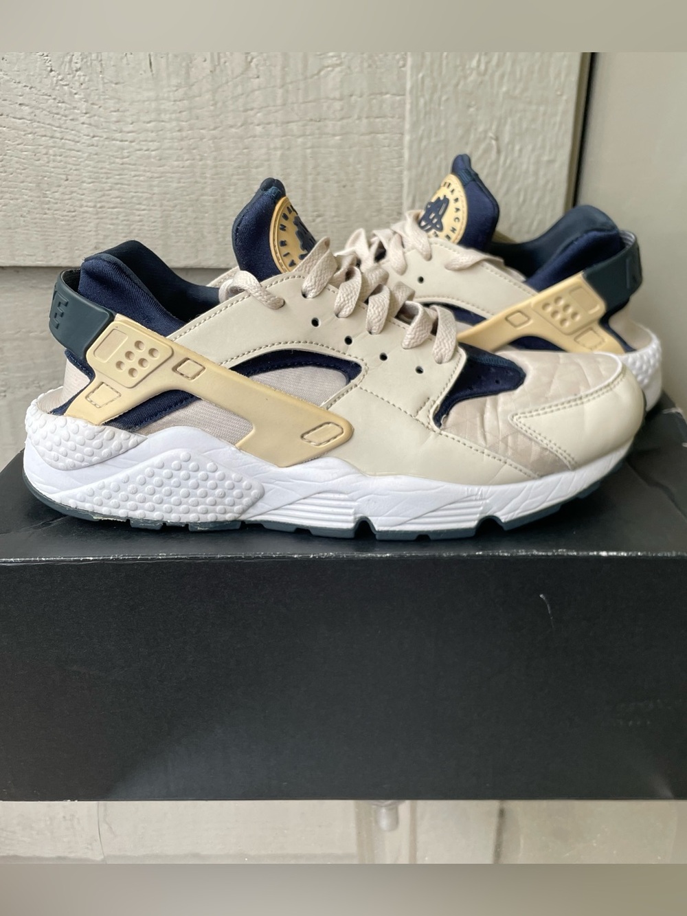 Women’s Nike Air Huarache Sneakers Size 7.5W
